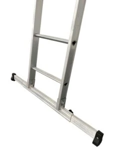 Murdoch Aluminium D Rungs D MAX 3 Section Extension Ladder -Insulation Materials Shop hymer aluminium d rungs d max 3 section extension ladders close up